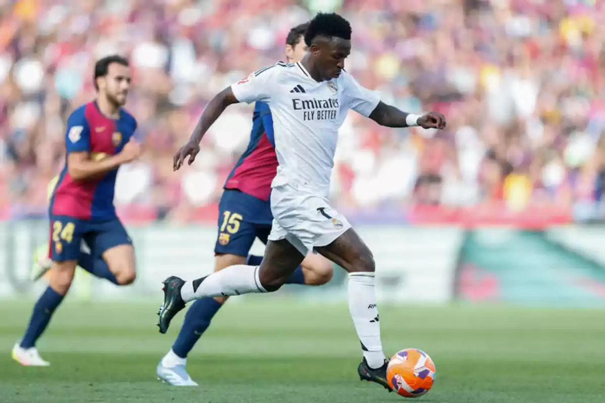 Vinicius en una acció del Clàssic Vinicius en una acció del Clàssic