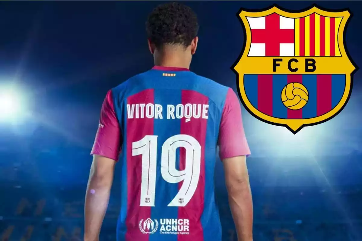 Vítor Roque, d?esquena, amb la samarreta del Barça. A la cantonada superior dreta, l'escut del FC Barcelona