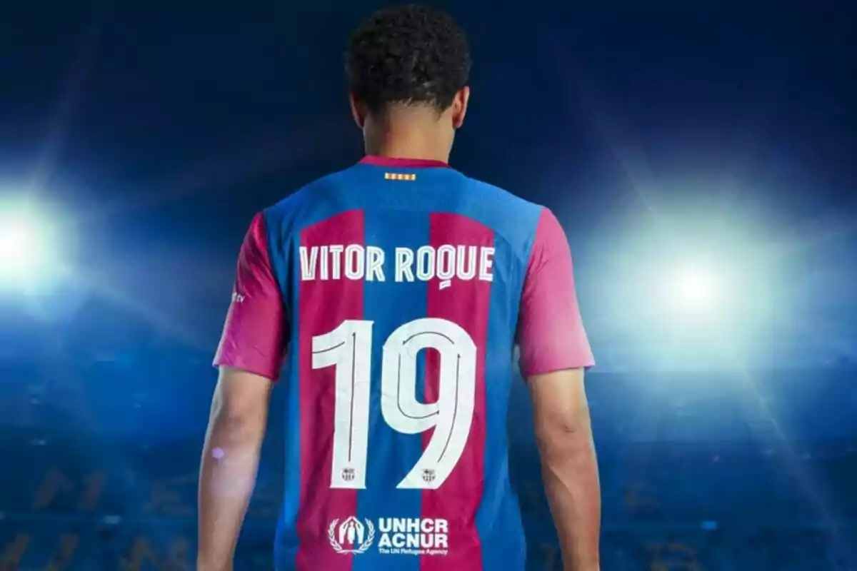 Jugador de futbol amb la samarreta número 19 de Vitor Roque en un estadi il·luminat.