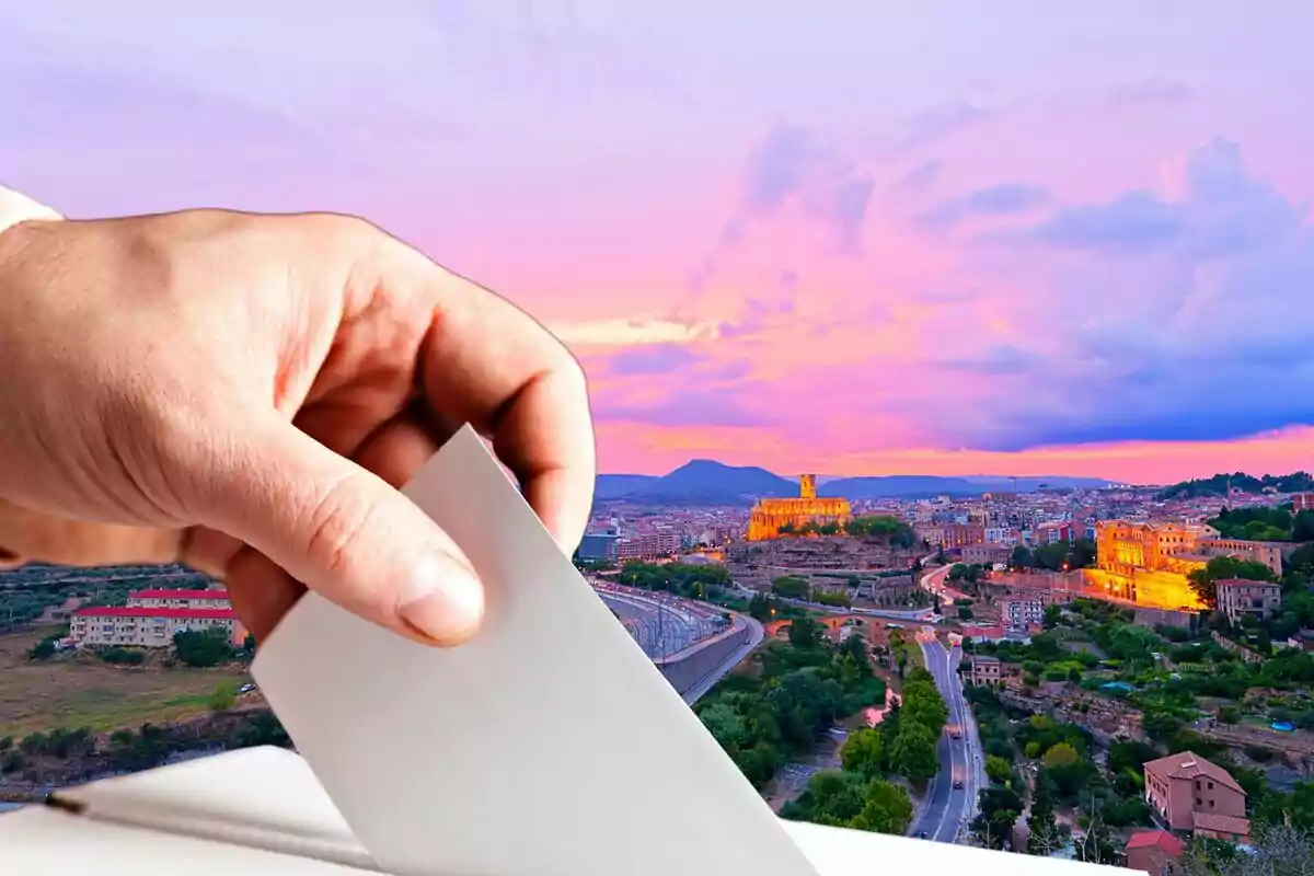 Una mano introduciendo un papel en una urna con un paisaje urbano al atardecer de fondo.