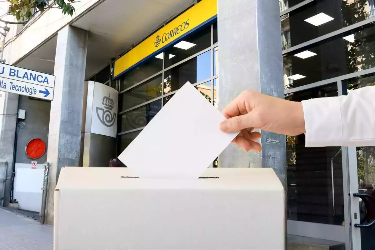 Muntatge amb imatge d'una oficina de Correus de fons. En primer terme una persona introduint un vot a una urna
