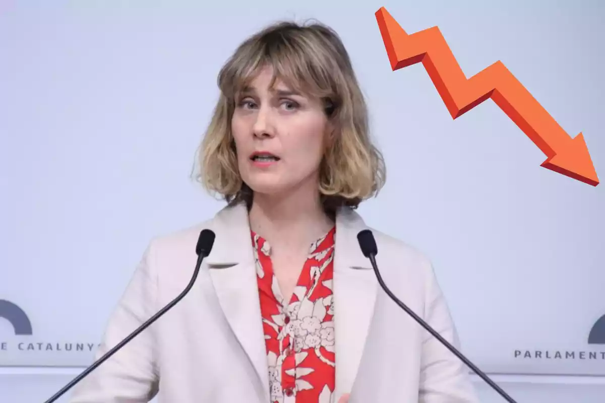 Muntatge on surt Jessica Albiach en una roda de premsa al Parlament de Catalunya amb una fletxa vermella cap avall a la dreta