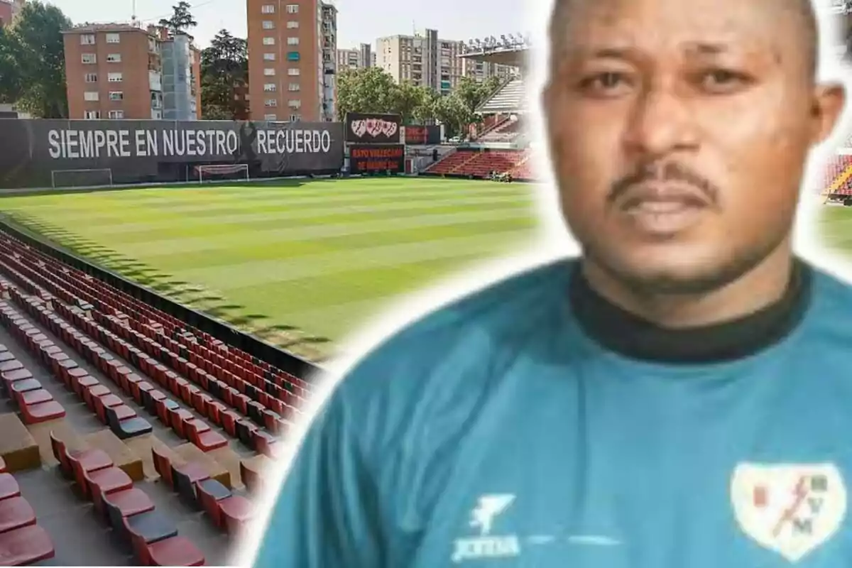 Un hombre con camiseta deportiva en primer plano y un estadio de fútbol vacío al fondo con un mensaje en la grada que dice "Siempre en nuestro recuerdo".