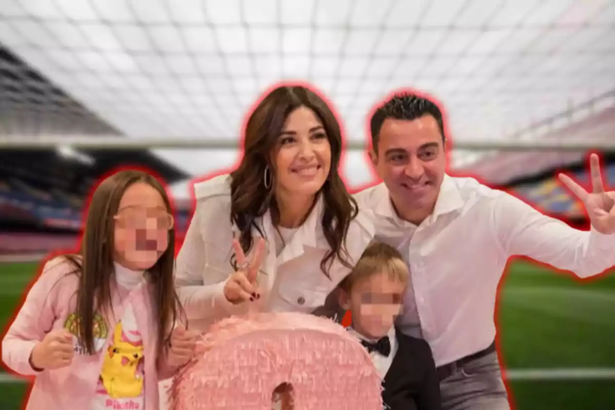 Una familia sonriente posa en un estadio de fútbol con una piñata rosa en forma de letra. Una familia sonriente posa en un estadio de fútbol con una piñata rosa en forma de letra.