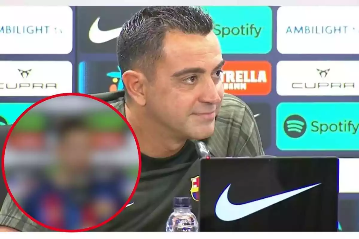 Muntatge amb una imatge de Xavi Hernández en roda de premsa amb el Barįa. A la cantonada inferior esquerra, dins d'un cercle, el futbolista referenciat a la notícia