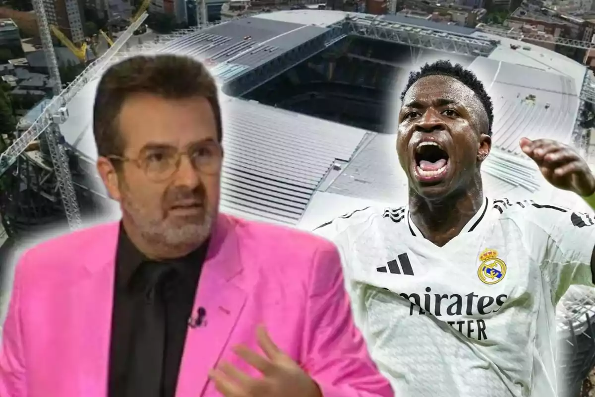 Un home amb jaqueta rosa i un jugador de futbol celebrant davant d'un estadi.