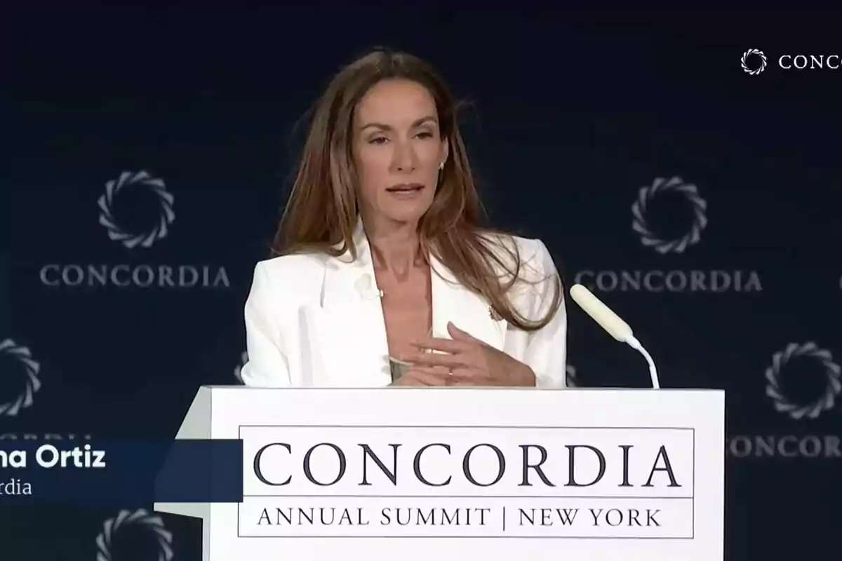 Telma Ortiz parlant en un podi durant el Concòrdia Annual Summit a Nova York. Telma Ortiz parlant en un podi durant el Concòrdia Annual Summit a Nova York.