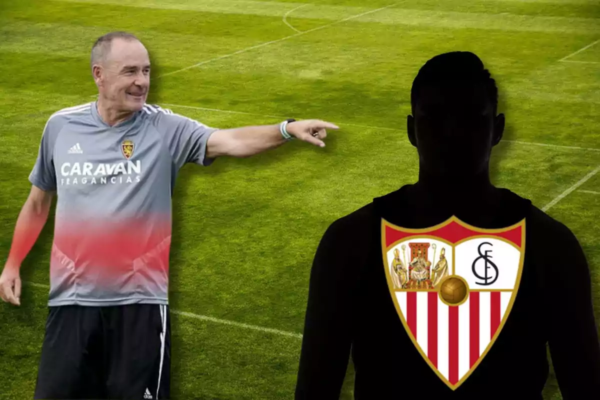 Un entrenador de futbol assenyalant un jugador amb l'escut del Sevilla FC al pit sobre un camp de futbol.