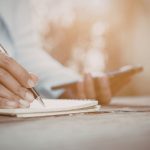 Una persona escrivint