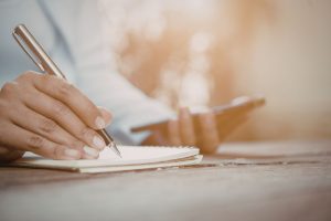 Una persona escrivint