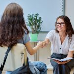 Una dona encaixa la mà a una altra