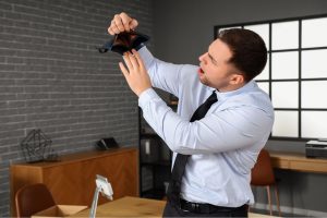 Un home no troba diners a la seva bitlletera