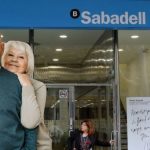 Dos jubilats esperen el dia de pagament de la pensió per part del Banc Sabadell