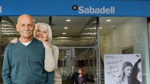 Dos jubilats esperen el dia de pagament de la pensió per part del Banc Sabadell