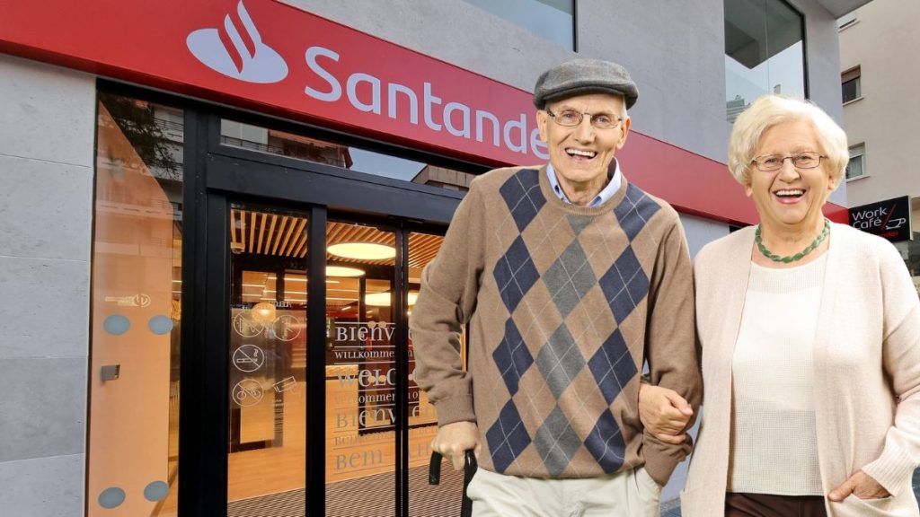 Una parella de jubilats a la porta d'una oficina del Banco Santander