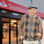 Una parella de jubilats a la porta d'una oficina del Banco Santander