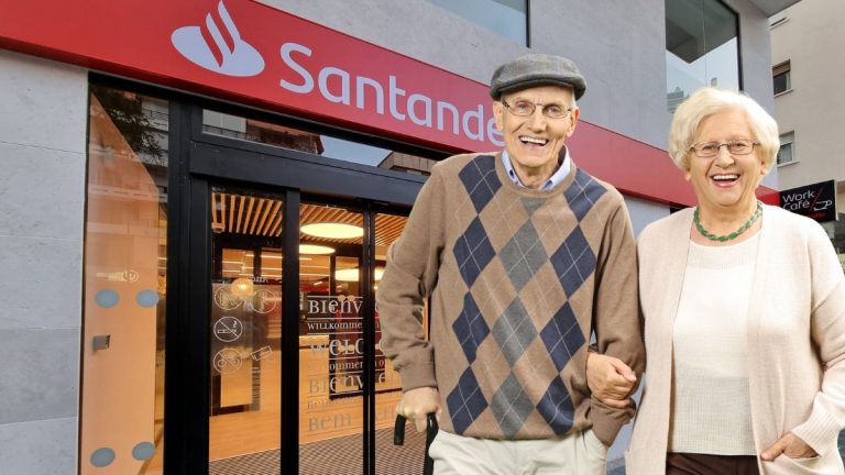 Una parella de jubilats a la porta d'una oficina del Banco Santander