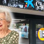 Una persona espera a cobrar la seva pensió a Caixabank