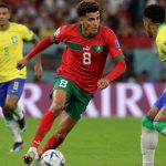 Neil El Aynaoui controlant la pilota amb el Marroc durant el Mundial 2026 davant la presència d'un rival
