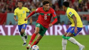 Neil El Aynaoui controlant la pilota amb el Marroc durant el Mundial 2026 davant la presència d'un rival