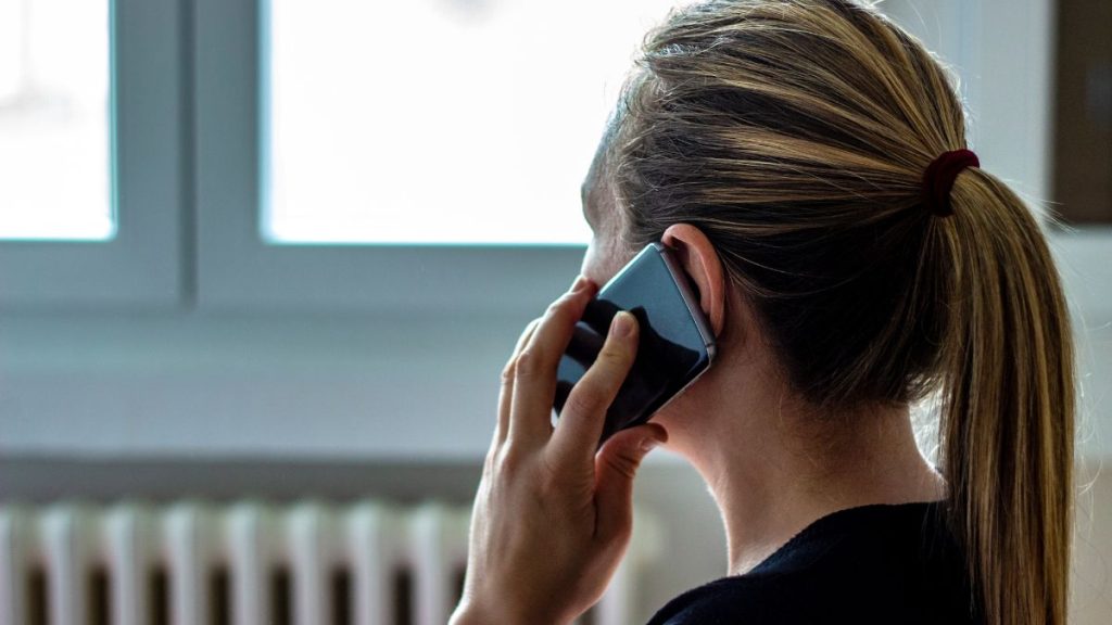 Una dona atén una trucada telefònica