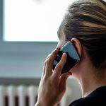 Una dona atén una trucada telefònica