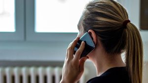 Una dona atén una trucada telefònica