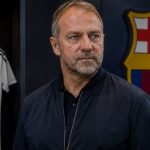 Hansi Flick en un vestidor amb l'escut del Barça i una samarreta de la selecció argentina