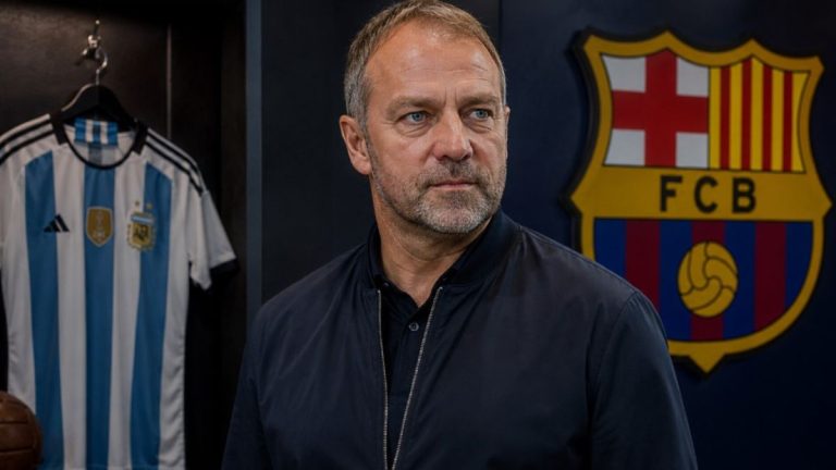 Hansi Flick en un vestidor amb l'escut del Barça i una samarreta de la selecció argentina