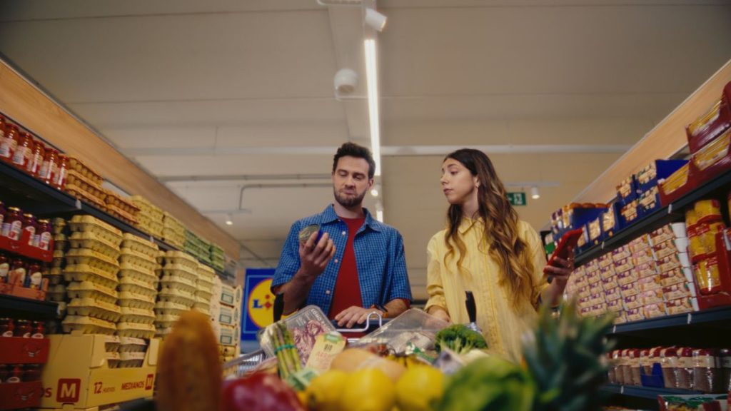 Dues persones comprant a Lidl