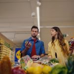 Dues persones comprant a Lidl