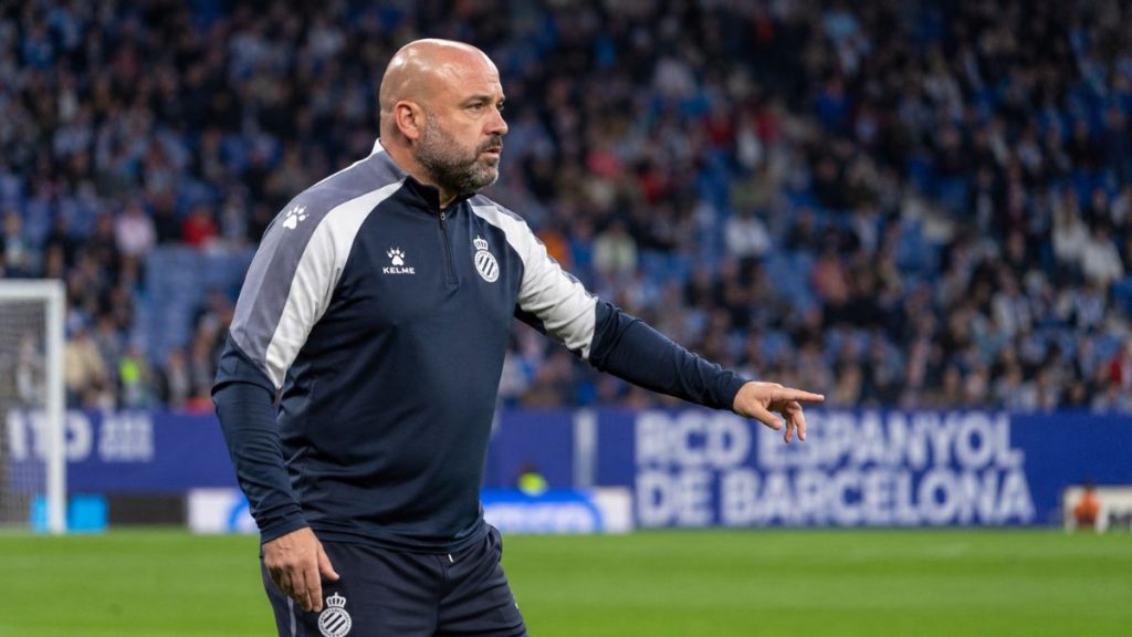 Manolo González, entrenador del RCD Espanyol donant instruccions durant un partit