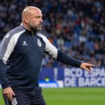 Manolo González, entrenador del RCD Espanyol donant instruccions durant un partit