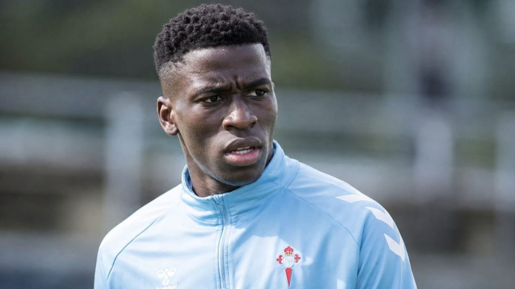 Ilaix Moriba amb rostre seriós durant un entrenament amb el Celta de Vigo