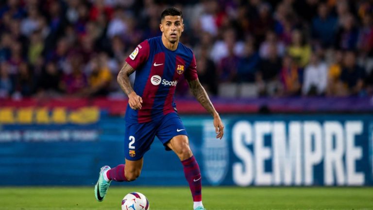 Joao Cancelo durant un partit amb el Barça