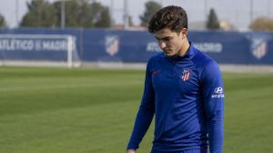 Julián Álvarez, capcot, en un entrenament amb l'Atlético de Madrid