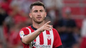 Aymerich Laporta assenyala durant un partit amb l'Athletic de Bilbao