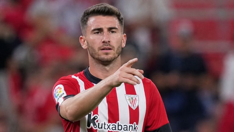 Aymerich Laporta assenyala durant un partit amb l'Athletic de Bilbao