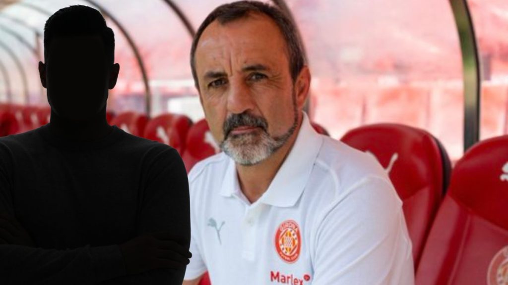 Quique Álvarez, assegut a la banqueta del Girona FC