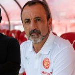 Quique Álvarez, assegut a la banqueta del Girona FC