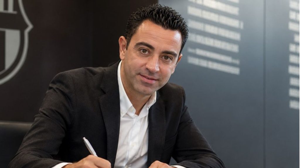 Xavi Hernández signant un contracte