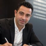 Xavi Hernández signant un contracte