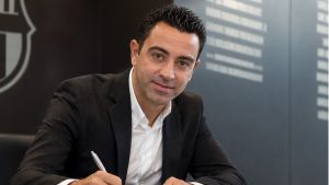 Xavi Hernández signant un contracte