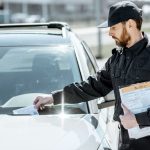 Un policia posa una multa