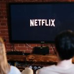 Dues persones mirant Netflix