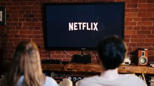 Dues persones mirant Netflix
